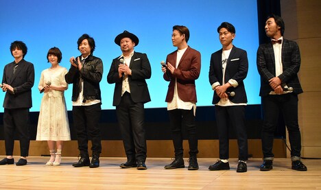 「遊☆戯☆王 THE DARK SIDE OF DIMENSIONS」完成披露舞台挨拶より、左から林遣都、花澤香菜、日野聡、ケンドーコバヤシ、ジャンブルポケットのおたけ、太田博久、斉藤慎二。