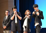 海馬コーポレーションのバッジを自慢する津田健次郎（右）と竹内順子（右から2番目）。