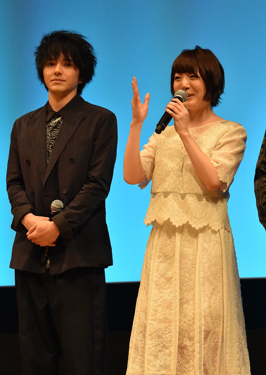 左から林遣都、花澤香菜。