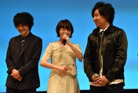 照れながら「デュエル！」と憧れのセリフを発する花澤香菜（中央）。