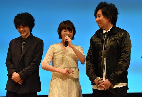 照れながら「デュエル！」と憧れのセリフを発する花澤香菜（中央）。