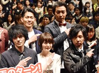 「遊☆戯☆王 THE DARK SIDE OF DIMENSIONS」完成披露舞台挨拶より、デュエルポーズを取るキャスト陣。