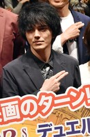 「遊☆戯☆王 THE DARK SIDE OF DIMENSIONS」完成披露舞台挨拶より、デュエルポーズを取る林遣都。