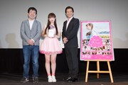 「みんな好いとうと♪」舞台挨拶より、左から宝来忠昭、LinQの新木さくら、津田寛治。