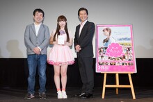 「みんな好いとうと♪」舞台挨拶より、左から宝来忠昭、LinQの新木さくら、津田寛治。