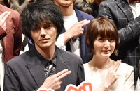 左から林遣都、花澤香菜。