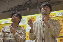 スタッフを超える手際のよさで抽選会を進行する新井浩文（右）と山本浩司（左）。