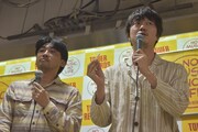 スタッフを超える手際のよさで抽選会を進行する新井浩文(右)と山本浩司(左)。