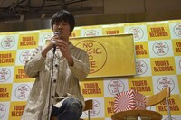 スタッフを超える手際のよさで抽選会を進行する新井浩文。