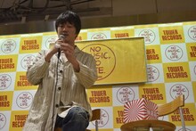 スタッフを超える手際のよさで抽選会を進行する新井浩文。