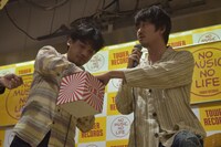 スタッフを超える手際のよさで抽選会を進行する新井浩文（右）と山本浩司（左）。