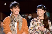 左から佐藤健、宮崎あおい。
