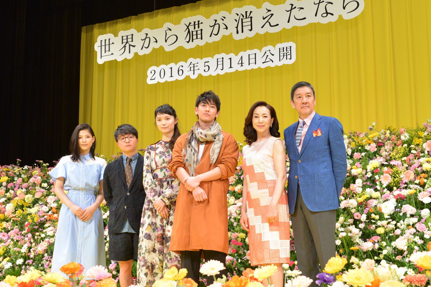 左から石井杏奈、濱田岳、宮崎あおい、佐藤健、原田美枝子、奥田瑛二。