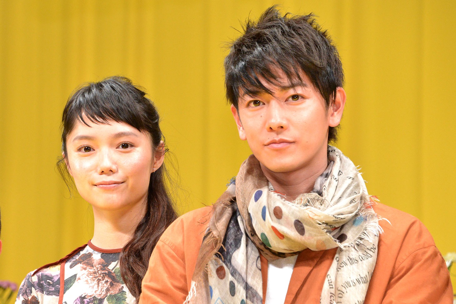 左から宮崎あおい、佐藤健。