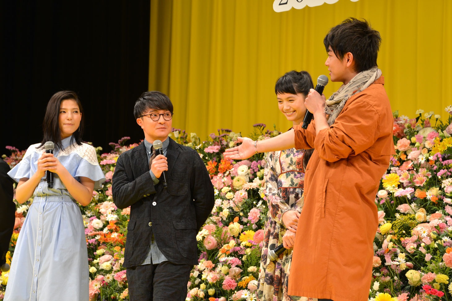 濱田岳（左から2番目）のエピソードトークにツッコミを入れる佐藤健（右）。