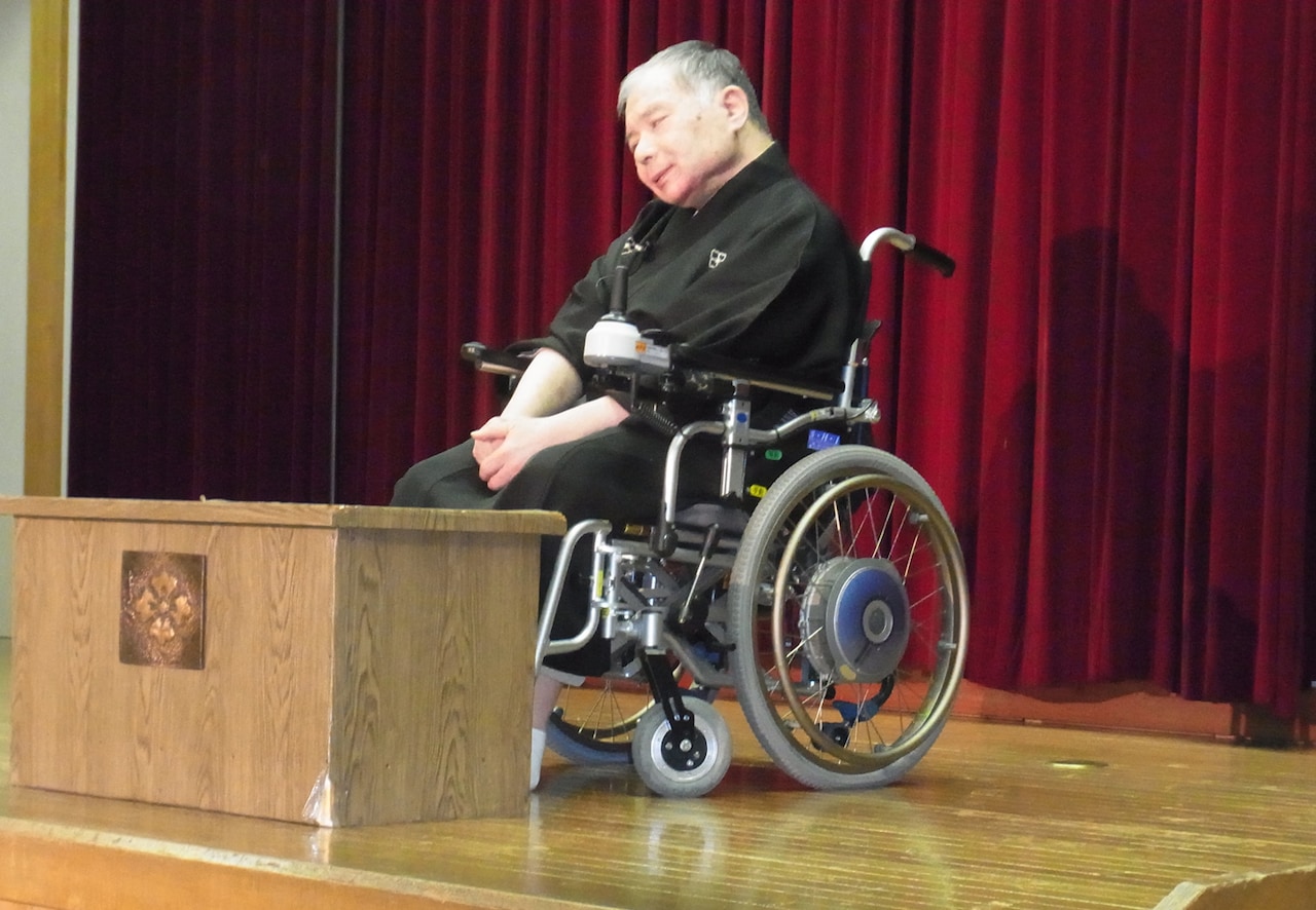 車椅子の落語家・林家かん平を追ったドキュメンタリー公開、ナレーションは津川雅彦