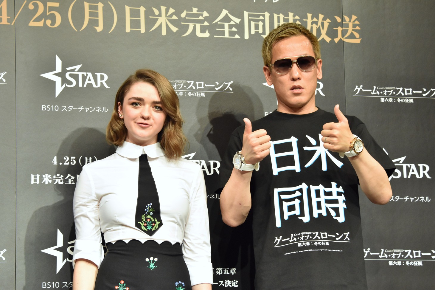 左からメイジー・ウィリアムズ、じゅんいちダビッドソン。