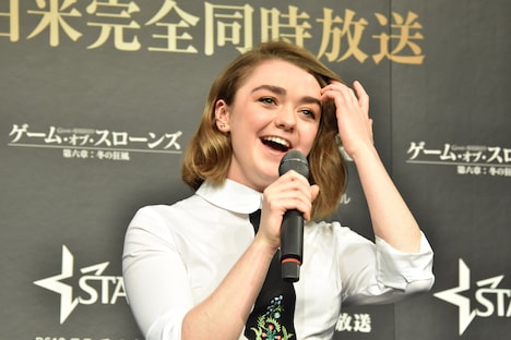 シリーズへの思いを語るメイジー・ウィリアムズ。