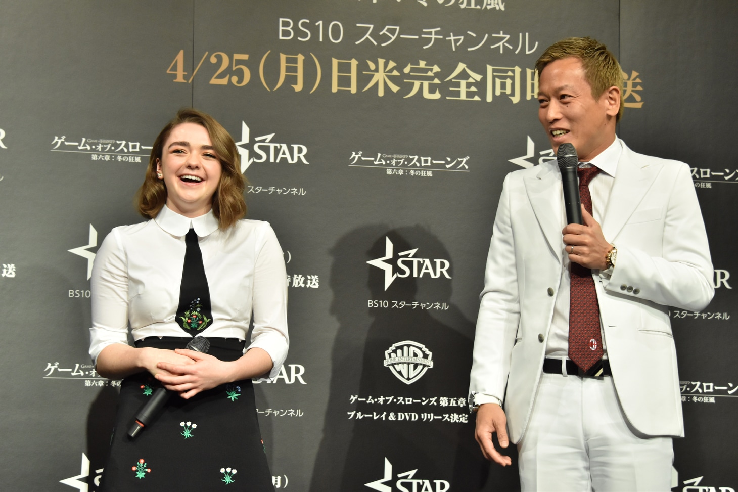 左からメイジー・ウィリアムズ、じゅんいちダビッドソン。