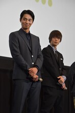 左から東出昌大、窪田正孝。