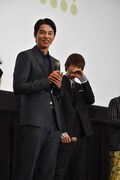 左から東出昌大、窪田正孝。