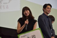 司会にマイペースであることを指摘された小松菜奈（中央）。