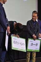 「子供っぽい性格」と分析され、爆笑する窪田正孝（中央）。