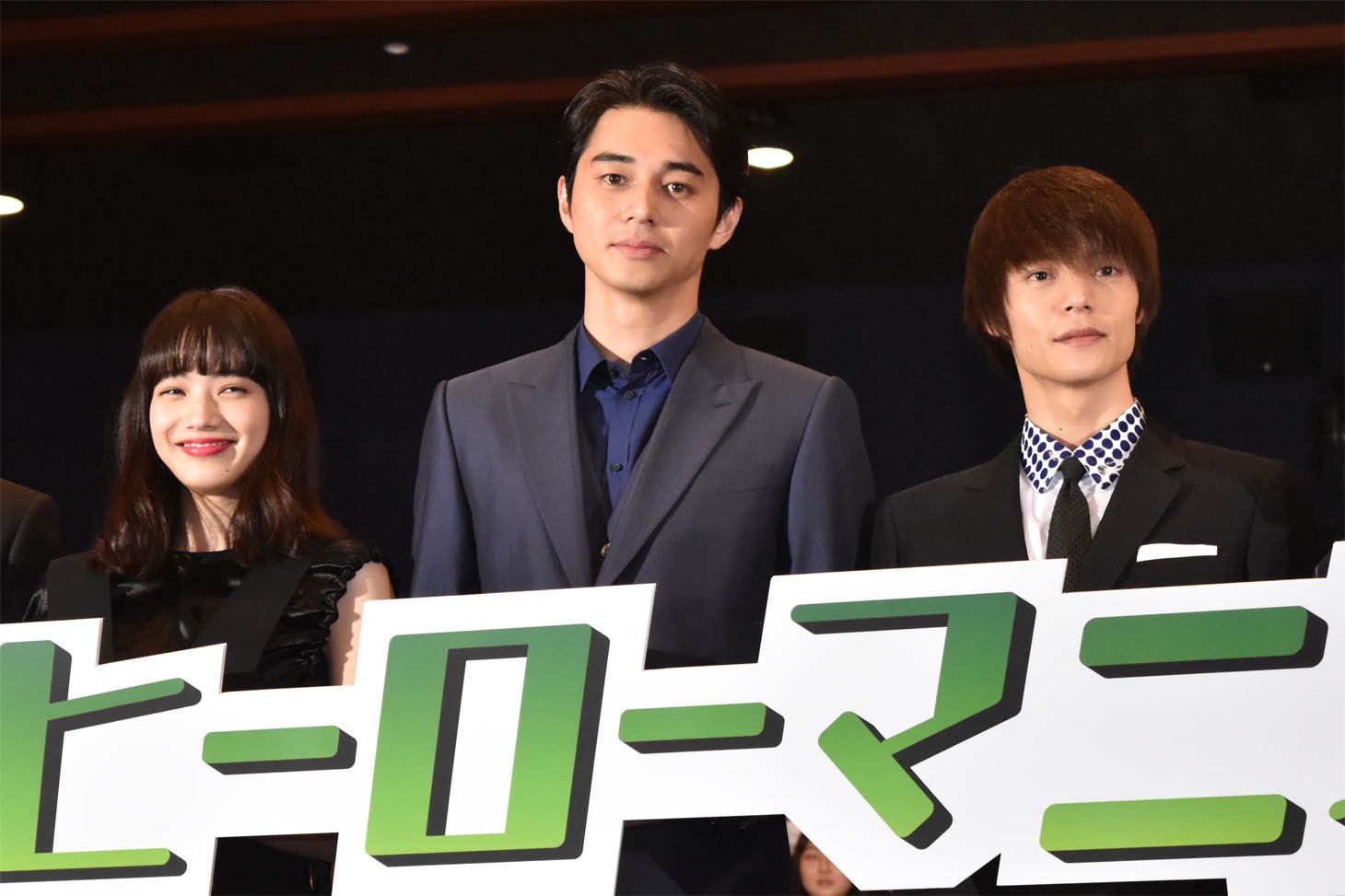 左から小松菜奈、東出昌大、窪田正孝。