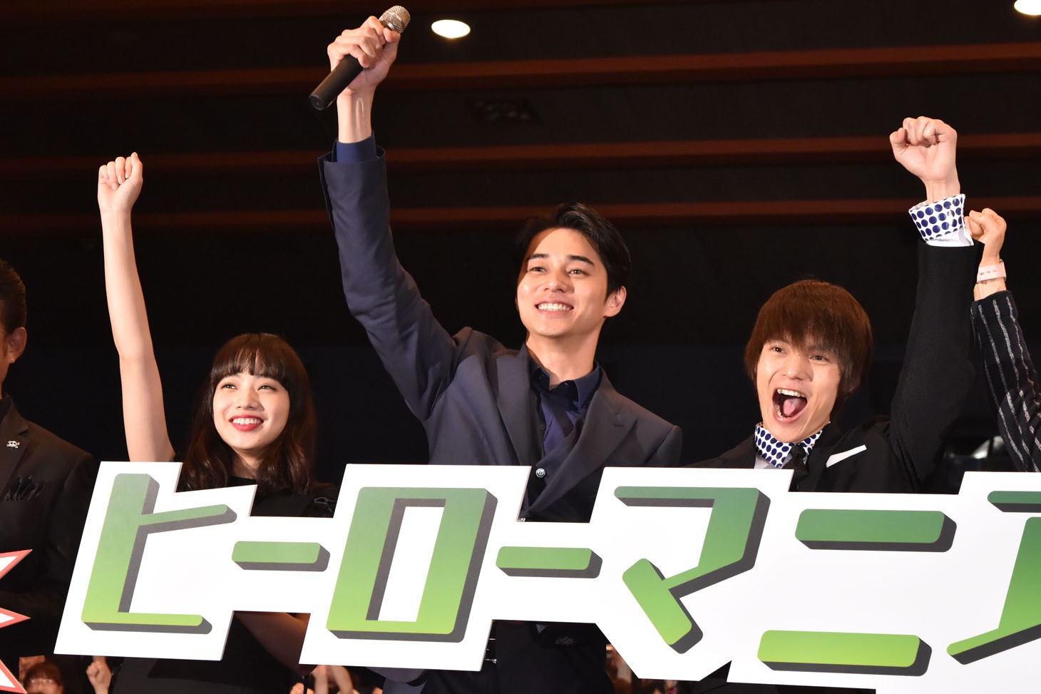 左から小松菜奈、東出昌大、窪田正孝。