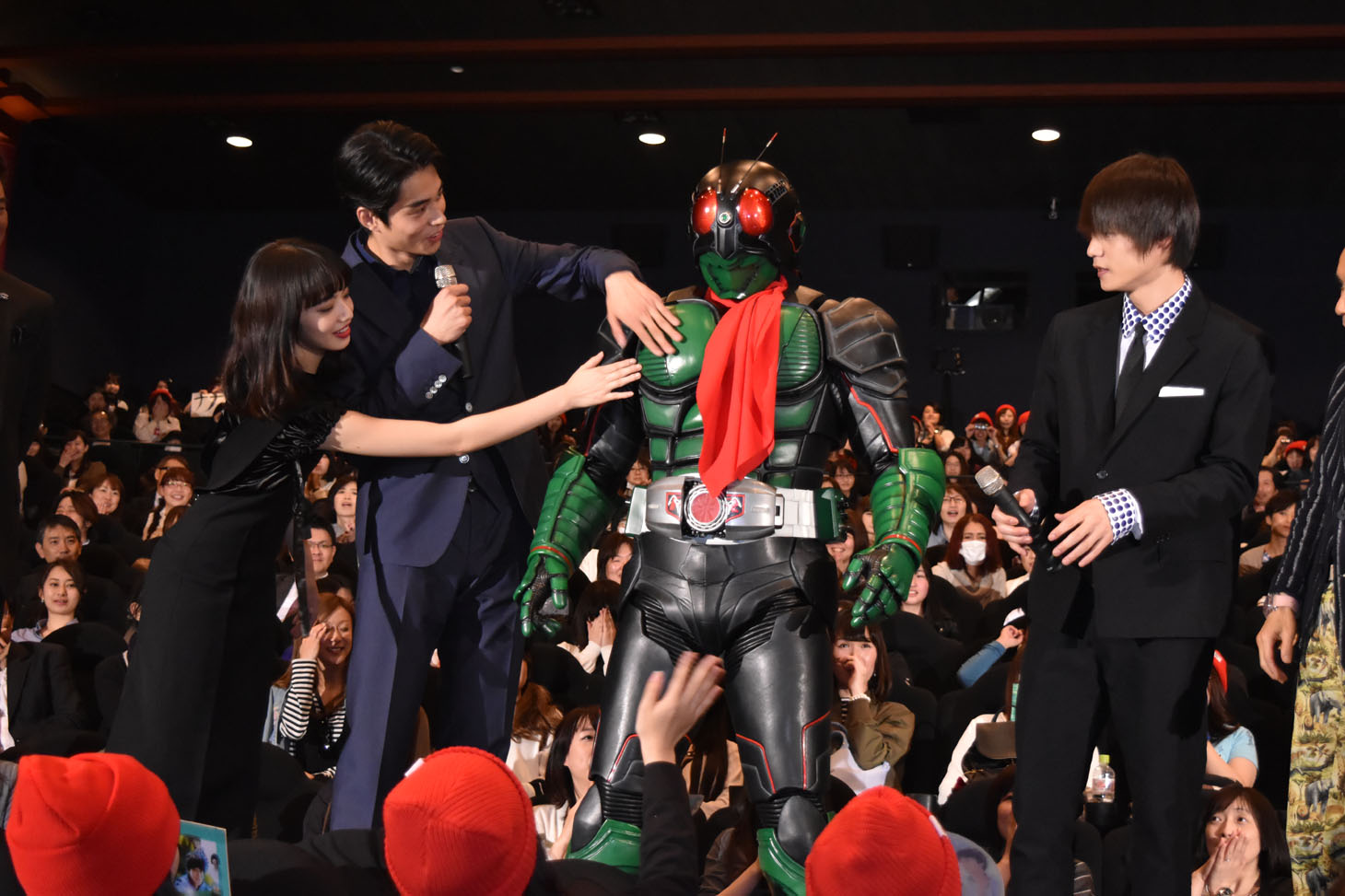 サプライズ登場した仮面ライダー1号に触るキャストたち。