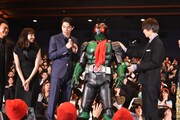 サプライズ登場した仮面ライダー1号に触る窪田正孝（右）。