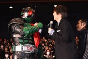 仮面ライダー1号と握手を交わす窪田正孝。