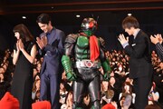 仮面ライダー1号に感謝を述べる窪田正孝（右）。