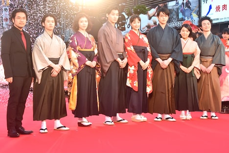 「ちはやふる」レッドカーペットイベントの様子。左から小泉徳宏、矢本悠馬、松岡茉優、野村周平、広瀬すず、真剣佑、上白石萌音、森永悠希。