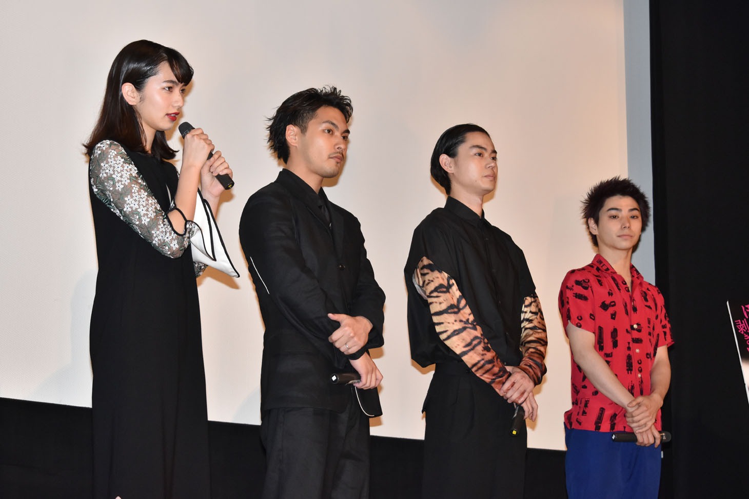 「ディストラクション・ベイビーズ」完成披露舞台挨拶の様子。