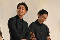 左から柳楽優弥、菅田将暉。