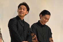 左から柳楽優弥、菅田将暉。