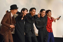 「世代交代です！」と言いながら登壇者と肩を組む柳楽優弥（中央）。