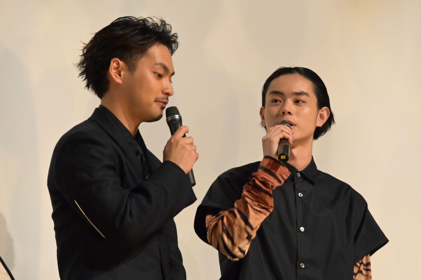 現場での柳楽優弥（左）のことを、「お芝居だとわかっているのに怖かった」と話す菅田将暉（右）。