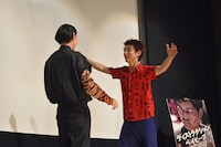 初対面のときを再現する菅田将暉（左）と村上虹郎（右）。