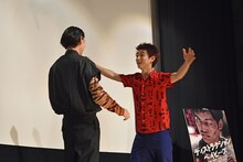 初対面のときを再現する菅田将暉（左）と村上虹郎（右）。