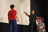 初対面のときを再現する菅田将暉（右）と村上虹郎（左）。