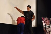 初対面のときを再現する菅田将暉（右）と村上虹郎（左）。