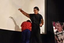 初対面のときを再現する菅田将暉（右）と村上虹郎（左）。