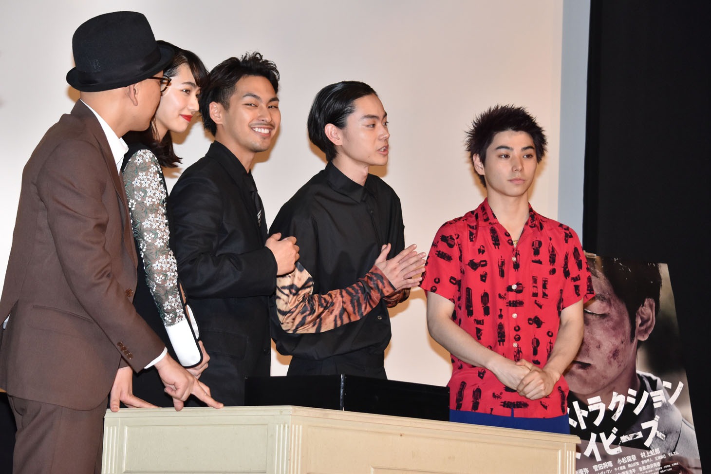 観客へ、拳の型取り方法について説明する菅田将暉（右から2番目）。
