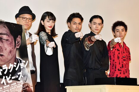 「ディストラクション・ベイビーズ」完成披露舞台挨拶の様子。