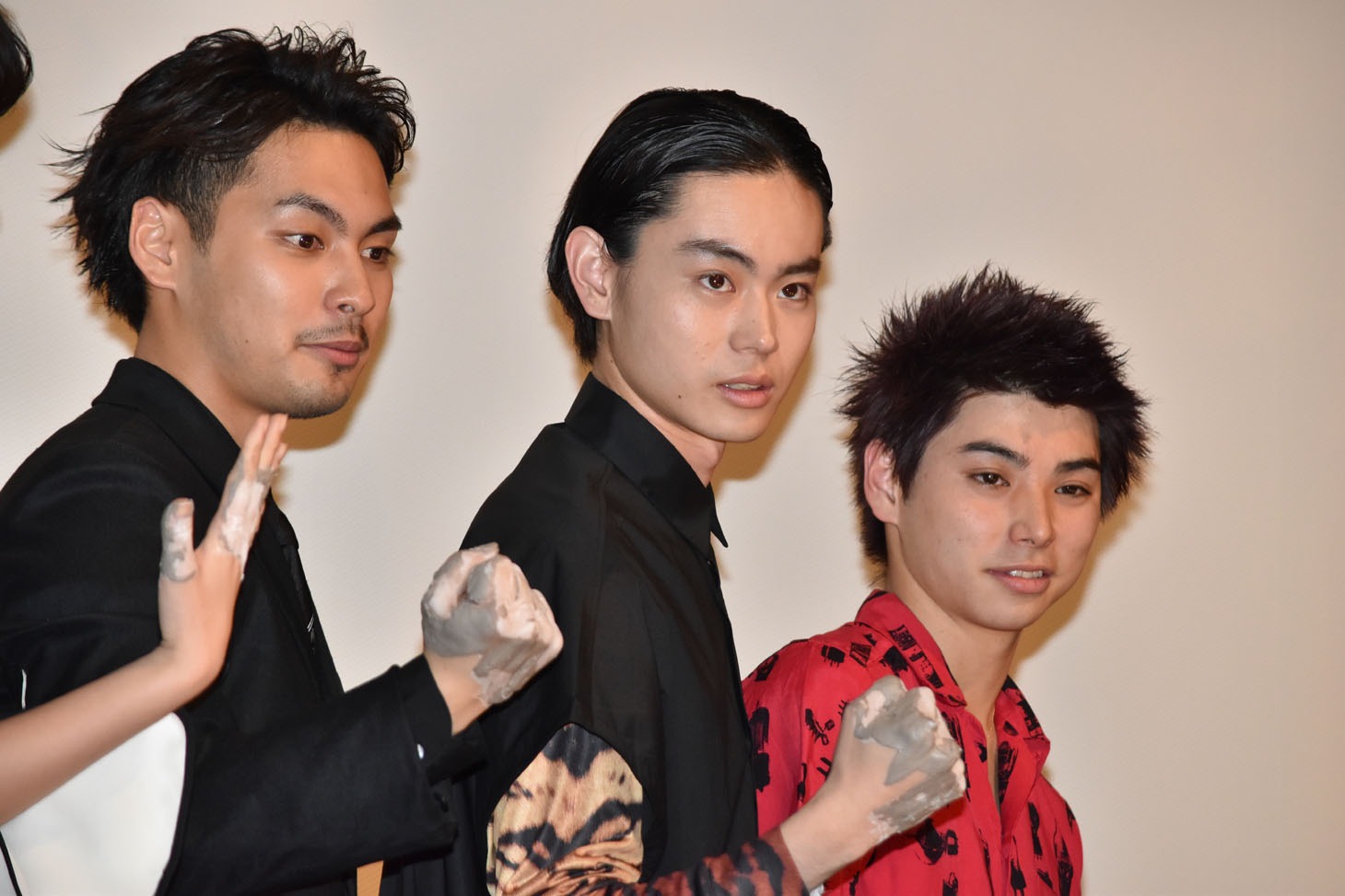 「ディストラクション・ベイビーズ」完成披露舞台挨拶の様子。