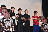 拳の泥を拭く登壇者たち。