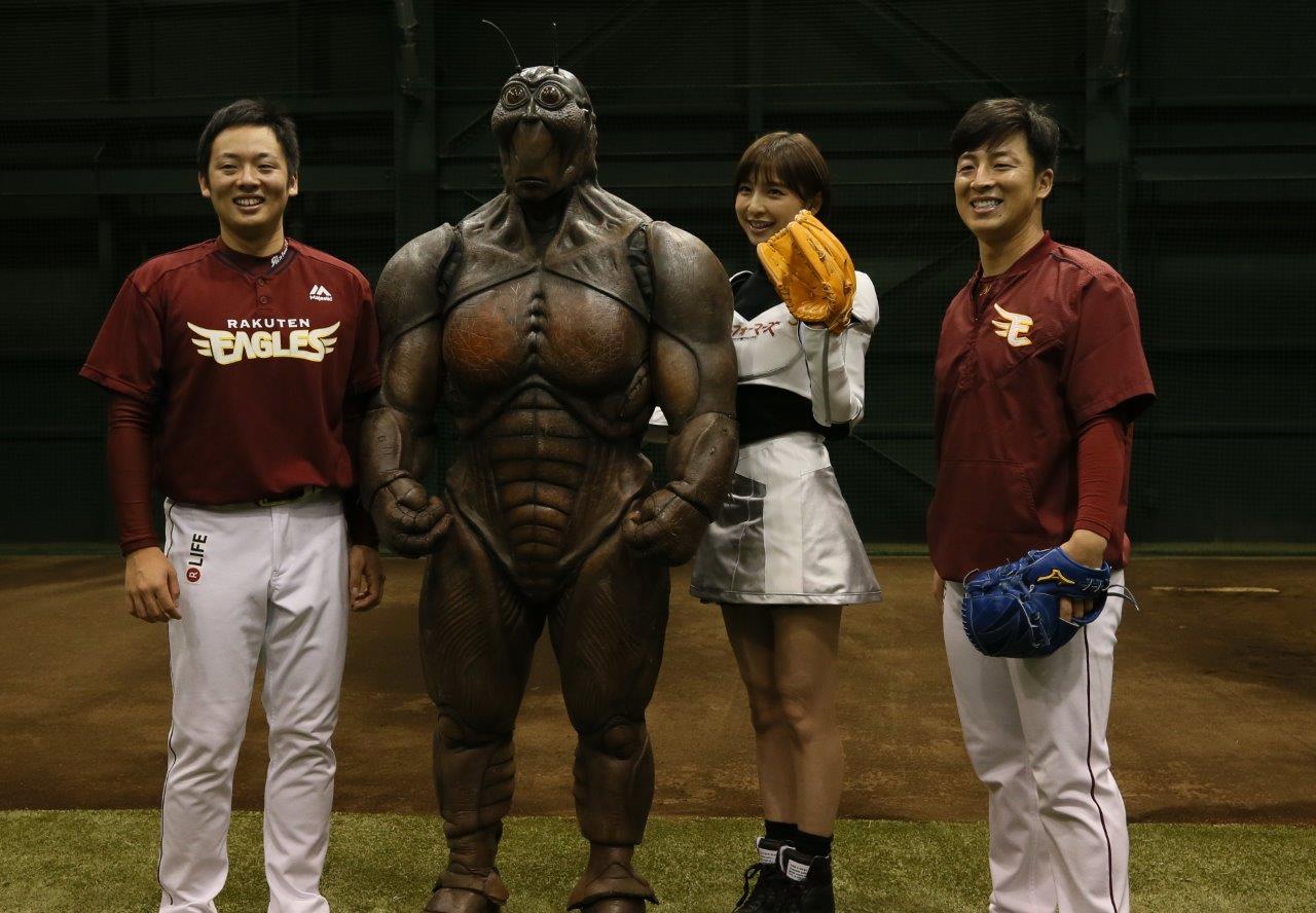 始球式に参戦した篠田麻里子（右から2番目）とテラフォーマー（左から2番目）。