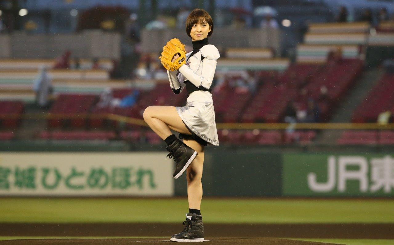 篠田麻里子が宇宙服風ミニスカで登板！テラフォーマーと始球式参戦